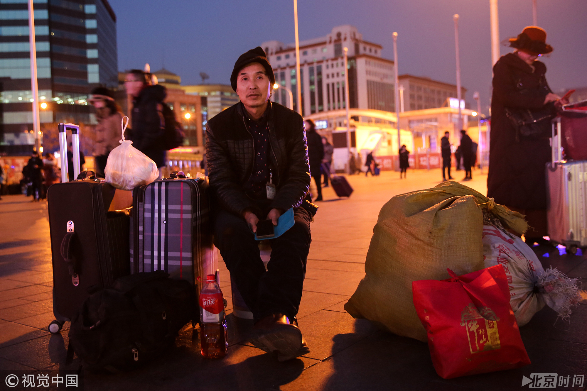 2018年1月31日，北京，对于有的务工者来说，回家也是“搬家”，下一年的工作地点会变，住处也会相应改变，回家时他们把所有东西都带在身上，衣物被褥、锅碗瓢盆，还有开水壶。在车站，你会看到各式各样的“打包”方式，这些日常用品对他们来说也是重要的“家当”。
图片作者:杨浩东/视觉中国