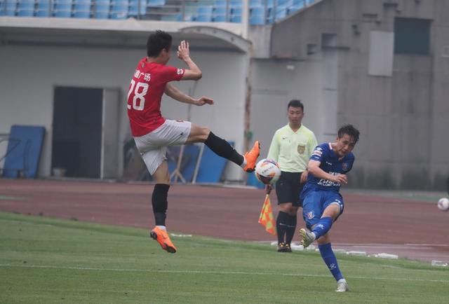 职业足球联赛罕见一幕,正式比赛只有3名替补还