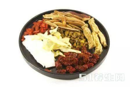 西洋参、黄芪和枸杞泡水喝有什么功效? 有人天