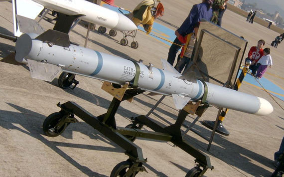 AIM-120型：AIM-120是美国研制的第一款主动雷达制导视距外空对空导弹，十几年来衍生了A、B、C、D四种型号，是世界多国空军争相采购的武器。2003年售价为每枚38万6千美元。
AIM-120是美国研制的一种“发射后不管”的先进中距空对空导弹,它首次使用便取得战果,揭开了世界空战史上新的一页。在此之前的超视距空战,由于大多采用半主动雷达制导的导弹,发射导弹后,载机必须保持对目标的跟踪和照射,直至击中目标。在这段时间里,载机须基本上不能有大动作，这对载机和飞行员的安全是极大的威胁，因为被敌方击中的机会很大。