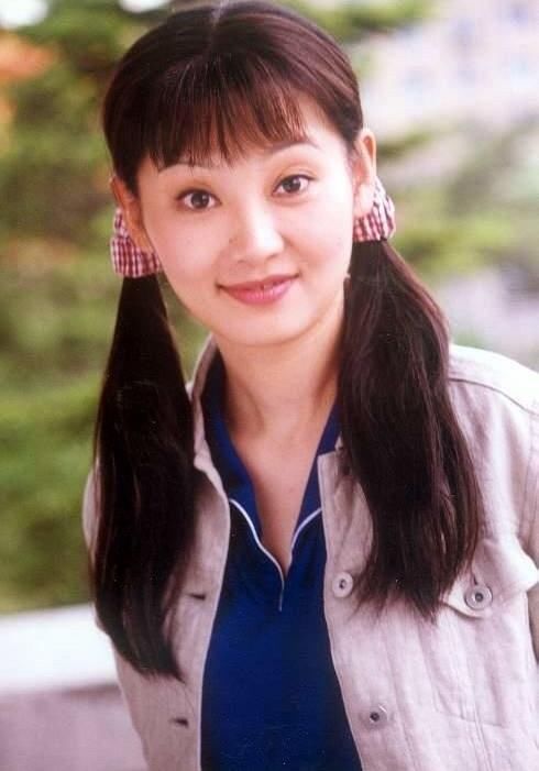 徐帆年轻旧照公开,长相精致,清纯十足,网友:冯小