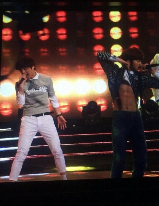 偶练小哥哥露腹肌照片:蔡徐坤Justin超撩,朱正廷