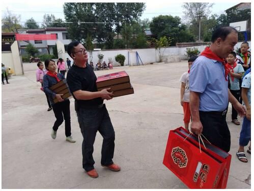 爱心企业家郭战解教师节礼送师生献温暖