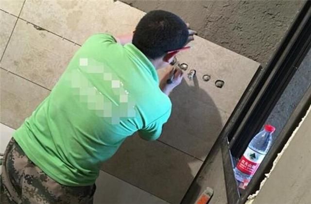 给瓷砖开孔,师傅的手艺一点也不比机器差,只是