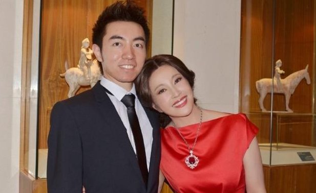 60岁的刘晓庆和儿子一起逛街,颜值爆棚,网友:国民妈妈