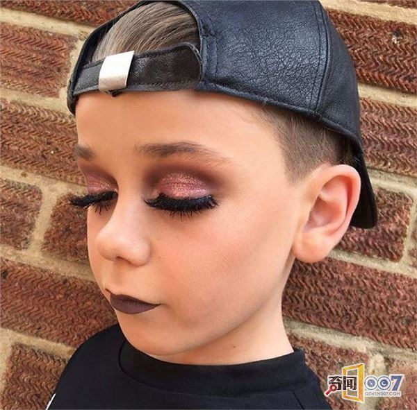 10岁男孩靠给自己做美妆走红,瞧瞧这烟熏妆,还有这长卷睫毛.