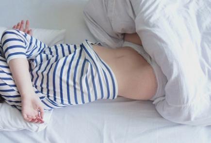 江苏常州市发生一起强奸案，犯罪嫌疑人蒲某和邹某见隔壁出租屋内的女子裸睡没关门，悄悄溜进女子房间内先后对其实施强奸，蒲某进行强奸时，由于裸睡女子睡得太死，以至于没有察觉，还以为自己在做春梦，而当蒲某得手离开后，顺势潜入欲实施强奸的邹某惊动了裸睡女子，在女子的大叫下落荒而逃。日前，犯罪嫌疑人蒲某和邹某因涉嫌强奸罪被批捕。

　　据报道，一天凌晨，28岁的蒲某无意间发现隔壁出租屋的房门和灯都开着，一名女子下身赤裸躺在床上，顿时起了色心。为证实女子已经熟睡，蒲某试探着敲了四五下门，见没有反应，蒲某壮着胆子径直来到女子房间，轻拍女子的背部，“你怎么不关门啊?”“需要我陪你吧?”无奈女子睡得太死，迷煳了一下倒头继续大睡。