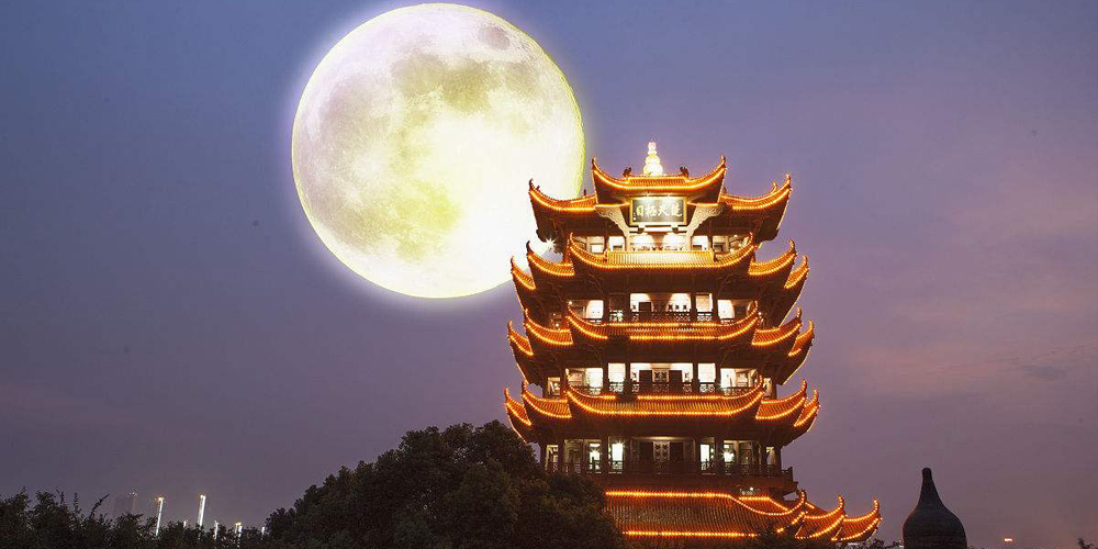 中秋节,又称月夕、秋节、仲秋节、八月节、八月会、追月节、玩月节、拜月节、女儿节或团圆节,是流行于中国众多民族与汉字文化圈诸国的传统文化节日,时在农历八月十五;因其恰值三秋之半,故名,也有些地方将中秋节定在八月十六。