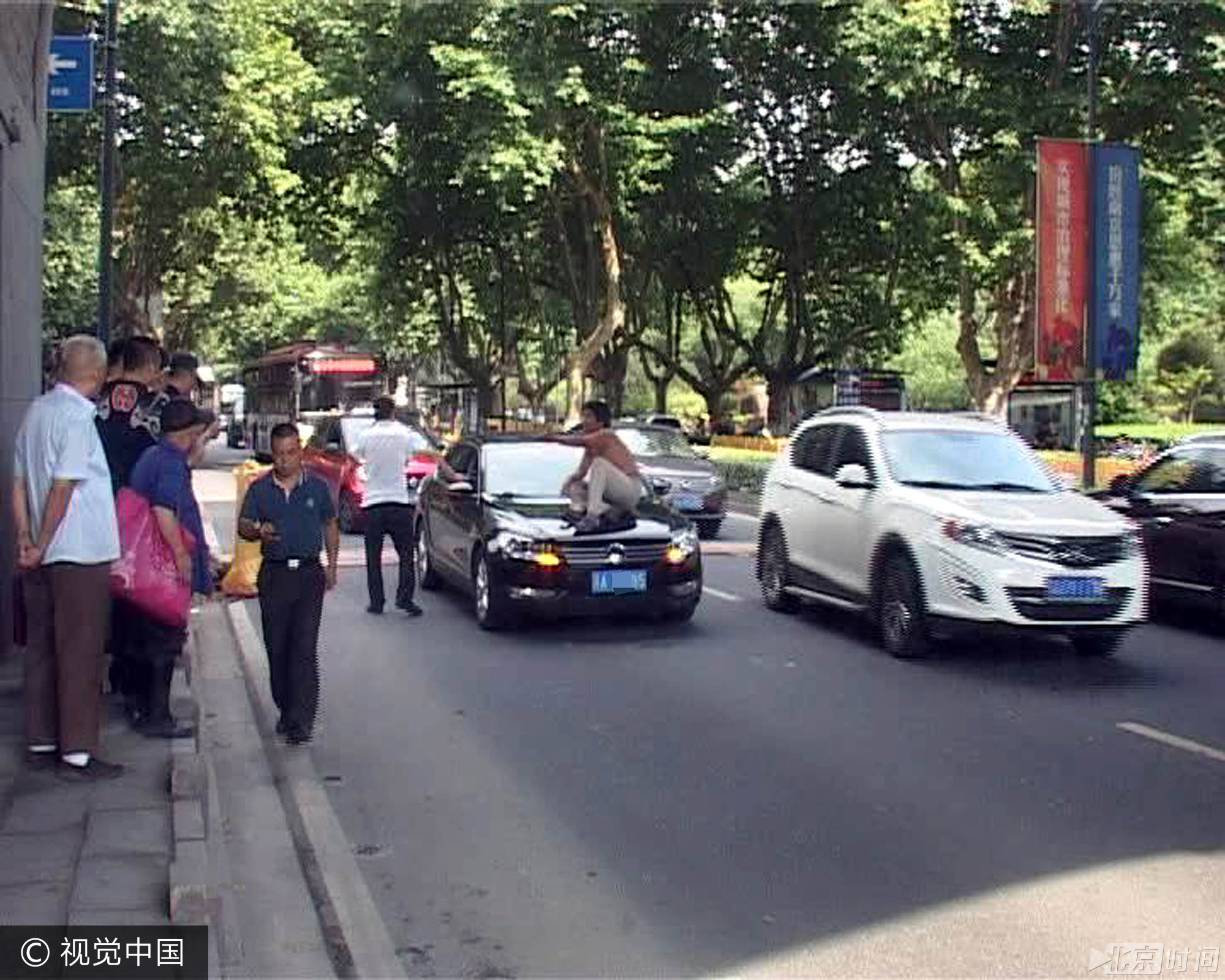 无赖男子街头拦车要钱 不给钱坐车头致道路大