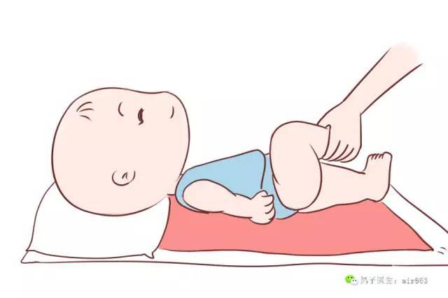 让宝宝躺在床上,逗他做踢腿的动作和游戏.