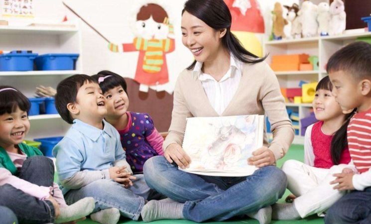 大专老师晒出工资单,抱怨工资太低,却遭网友批