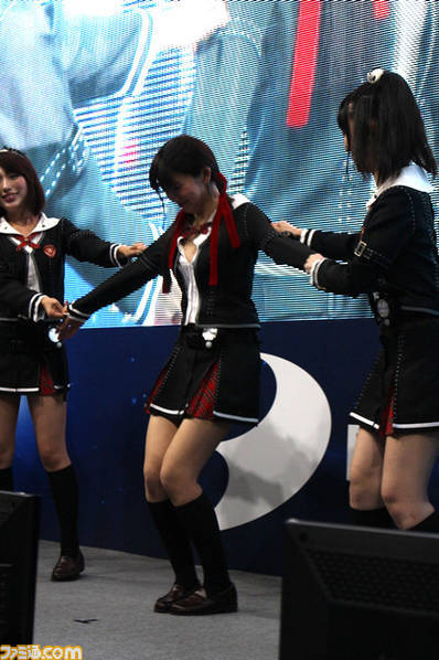 近日,在日本东京的电竞展上,某游戏商在展台活动中召集了几位身材傲人的电竞美女助阵,活动现场大玩撕衣游戏,场面吸睛无数。网友叹中国的Showgirl看来又输了。