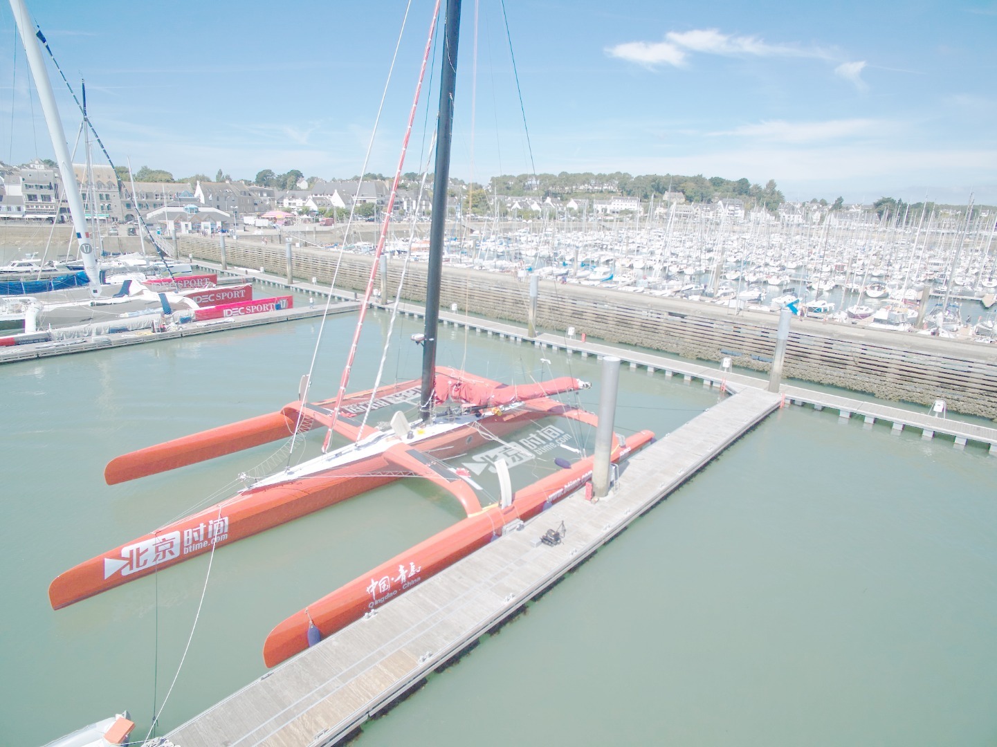 郭川的超级三体大帆船“北京时间号”静静停靠在蓝霓堤港口。