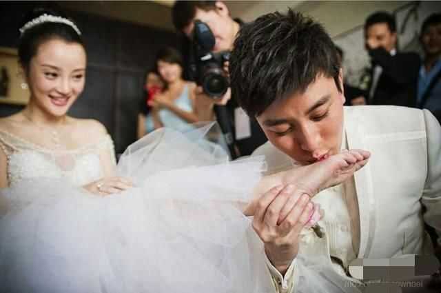 亲吻李小璐脚的贾乃亮一定爱惨了她!网友:更喜