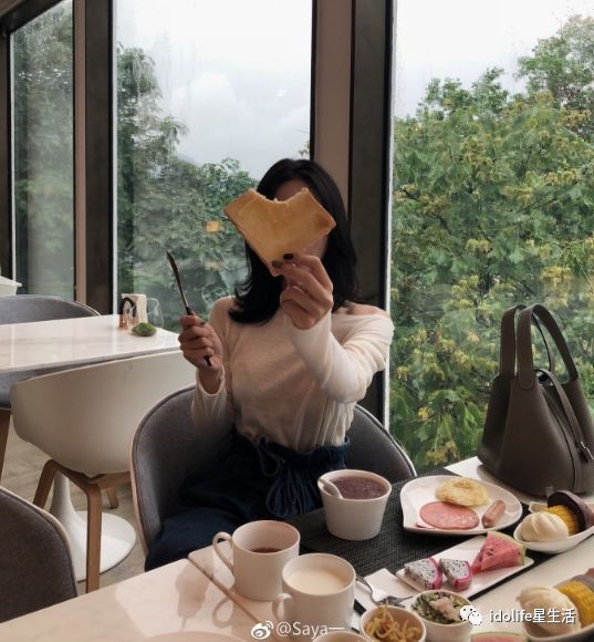 和其他网红一样，saya的主业就是淘宝卖家，平时在微博一副白富美画风。