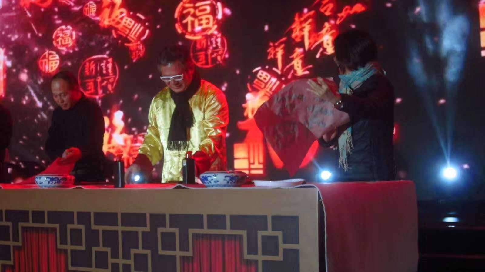 董廷超在泼墨中华情CETV2019 书画春晚舞台