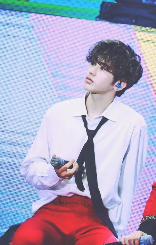 蔡徐坤:深圳见面会,台下粉丝举的标语亮了!网友