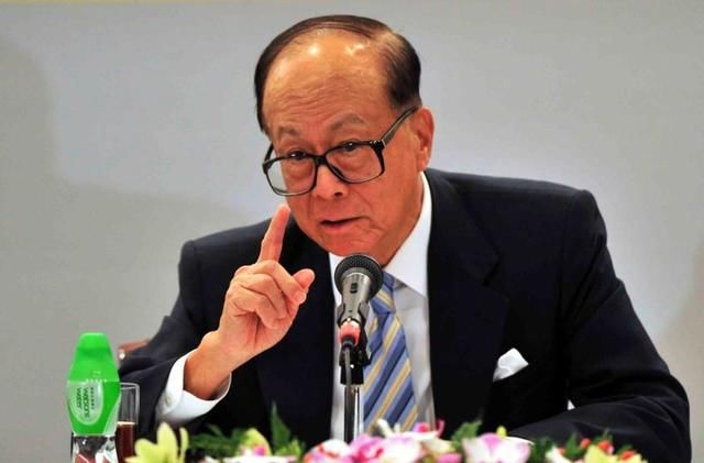 李嘉诚彻底跑了?全家加入加拿大国籍,还罕见失