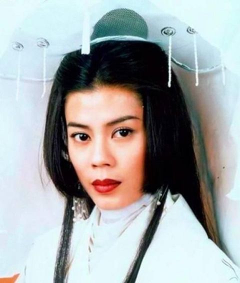 则是在1993年古装电视剧《射雕英雄传之九阴真经》中所扮演的冯蘅