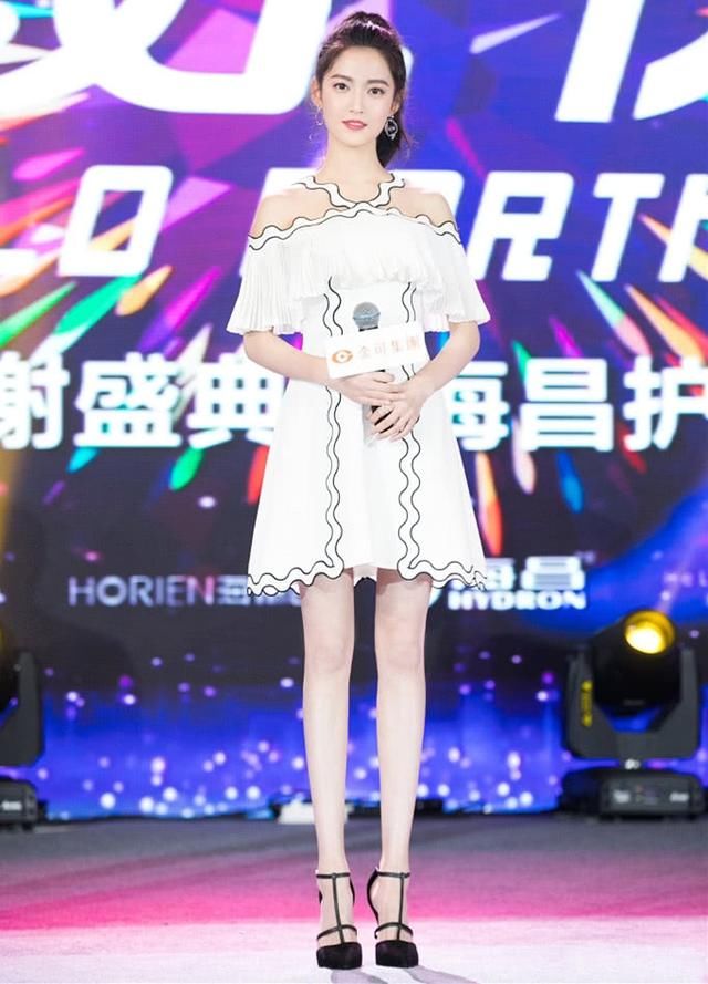 陈钰琪脚踩12cm细针跟,脚尖脚背都垂成一条线