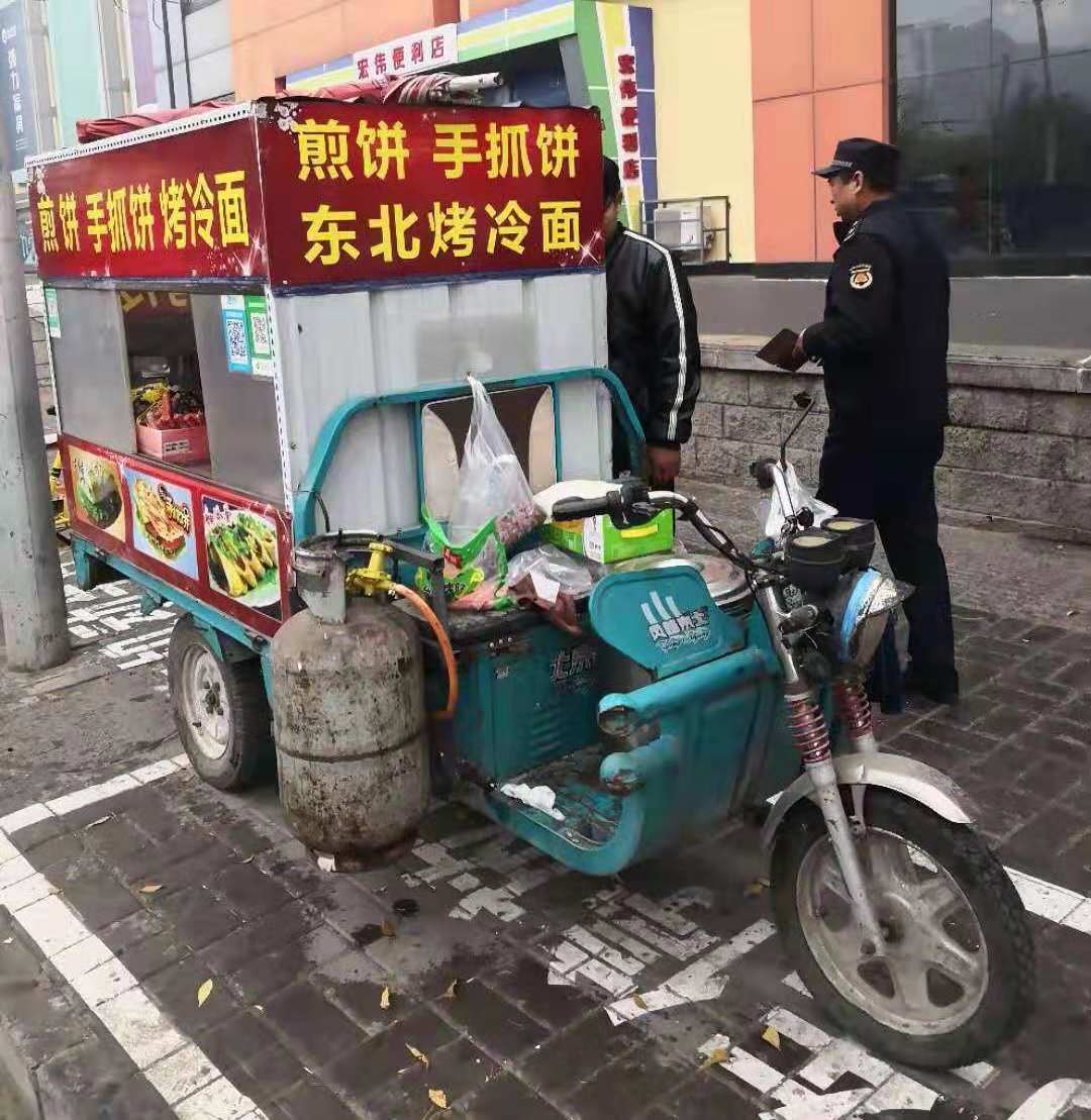 朝阳城管整治路边早点摊 查处5处违法摊点