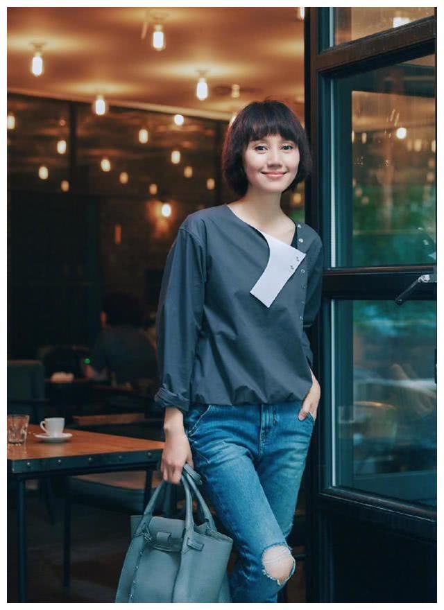 袁泉破洞牛仔裤配灰蓝上衣,41岁活成了18岁,老