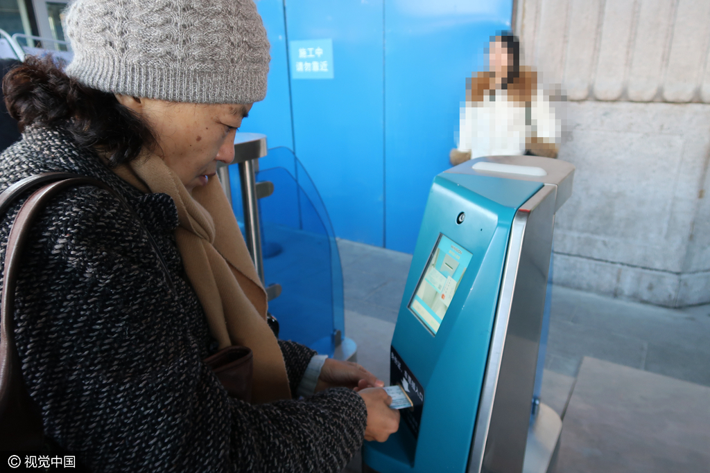2016年12月5日，北京西站北广场进站口，人们用二代身份证及当次车票，通过人脸识别就可以自助验票，不需人工检票就可以进站乘车。据现场观察，人脸识别成功率在六七成左右。