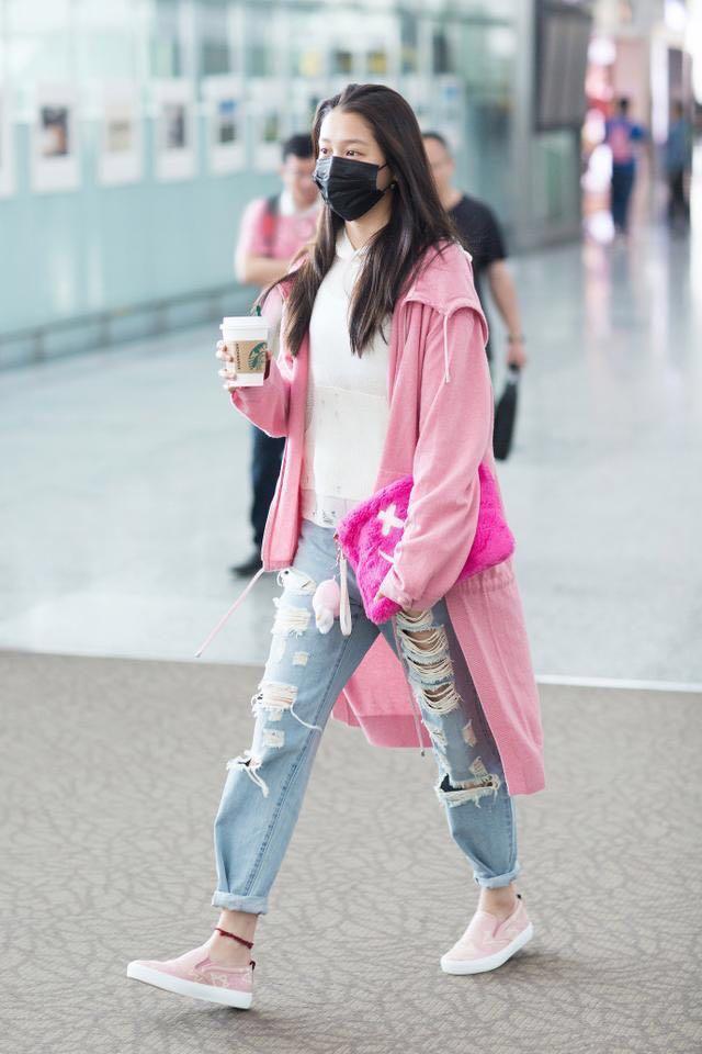 关晓彤一身粉嫩打扮现身，网友:这次只关注她的脚!