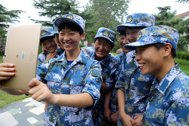 “军营的第一个假期，我们会餐，不大的饭桌囊括了南北方10余种菜肴，举办了趣味运动会和文艺演出。
