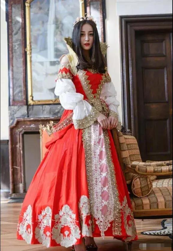 异域公主风造型:baby靠服装,迪丽热巴靠五官,你