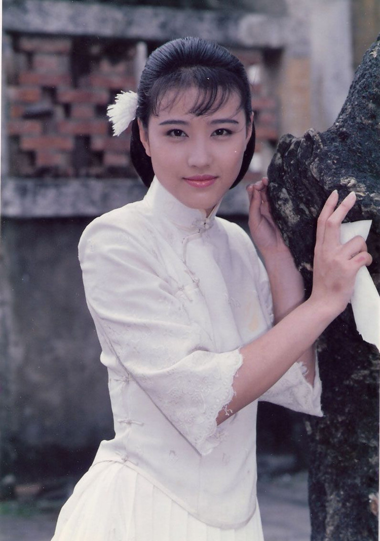 1985年参选香港小姐，落选后得到无线赏识签约，成为旗下艺员，拍过多部电视剧、电影。