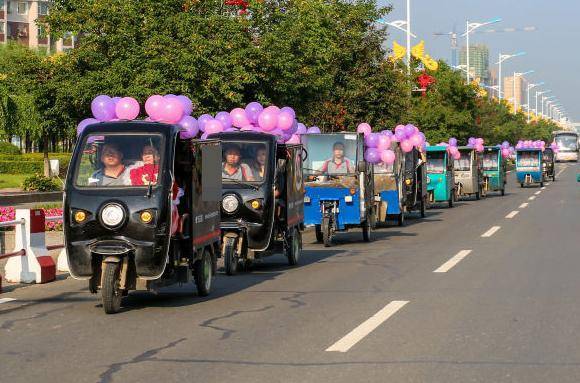 快递小哥带11辆快递车求婚 两人因网购退货结缘