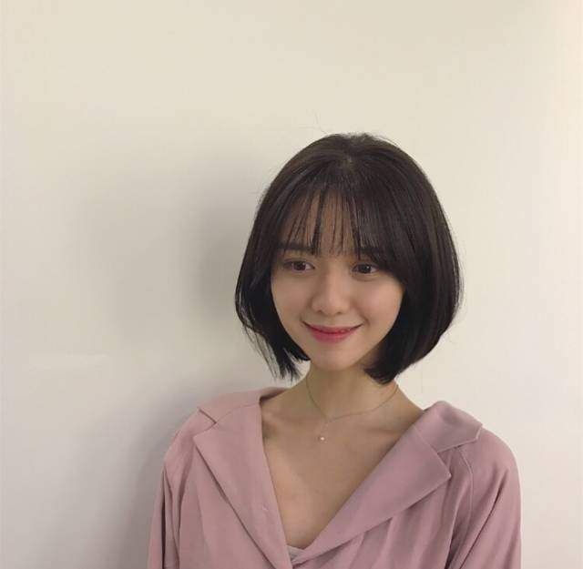 杨幂竟然剪刘海了?嫩牛五方的脸型又回归!