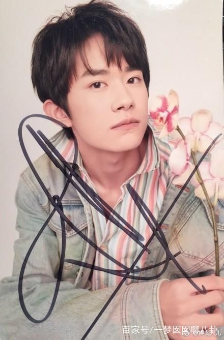 明星们的签名照,杨幂的超好看,王俊凯和易烊千