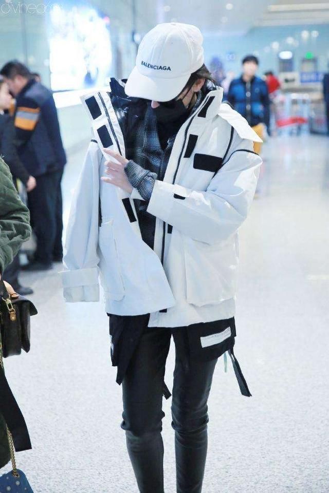 迪丽热巴又一次穿男人装现身机场,网友:这腿撩