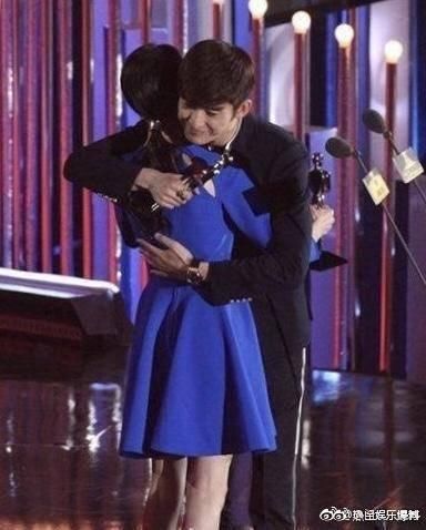 张翰一个转身拥抱郑爽,两个人都哭了,网友:都是