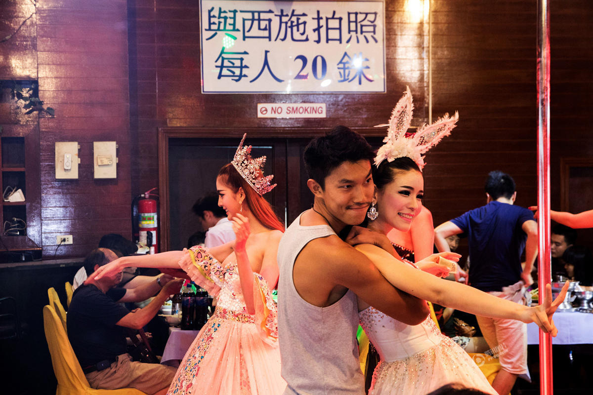 摄影师拍泰国人妖游轮表演:4元人民币随便摸