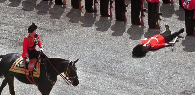 国外阅兵仪式时,为何军人动不动就晕倒?专家不