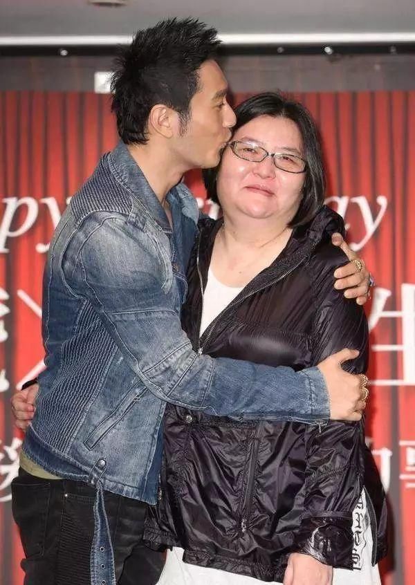 包装出无数明星的经纪人,居然是长这样的…