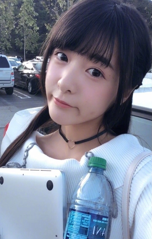 辣妈瘦出尖下巴baby车内托下巴凝视前方 无名指鸽子蛋婚戒抢眼林允儿