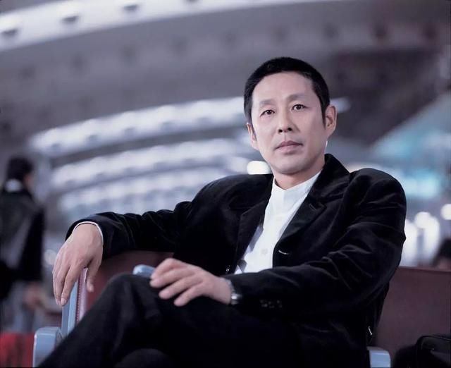 年轻女演员在京圈大佬前起舞,陈道明的反应亮