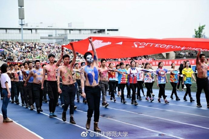 重庆高校运动会 男生裸上身彩绘表情包