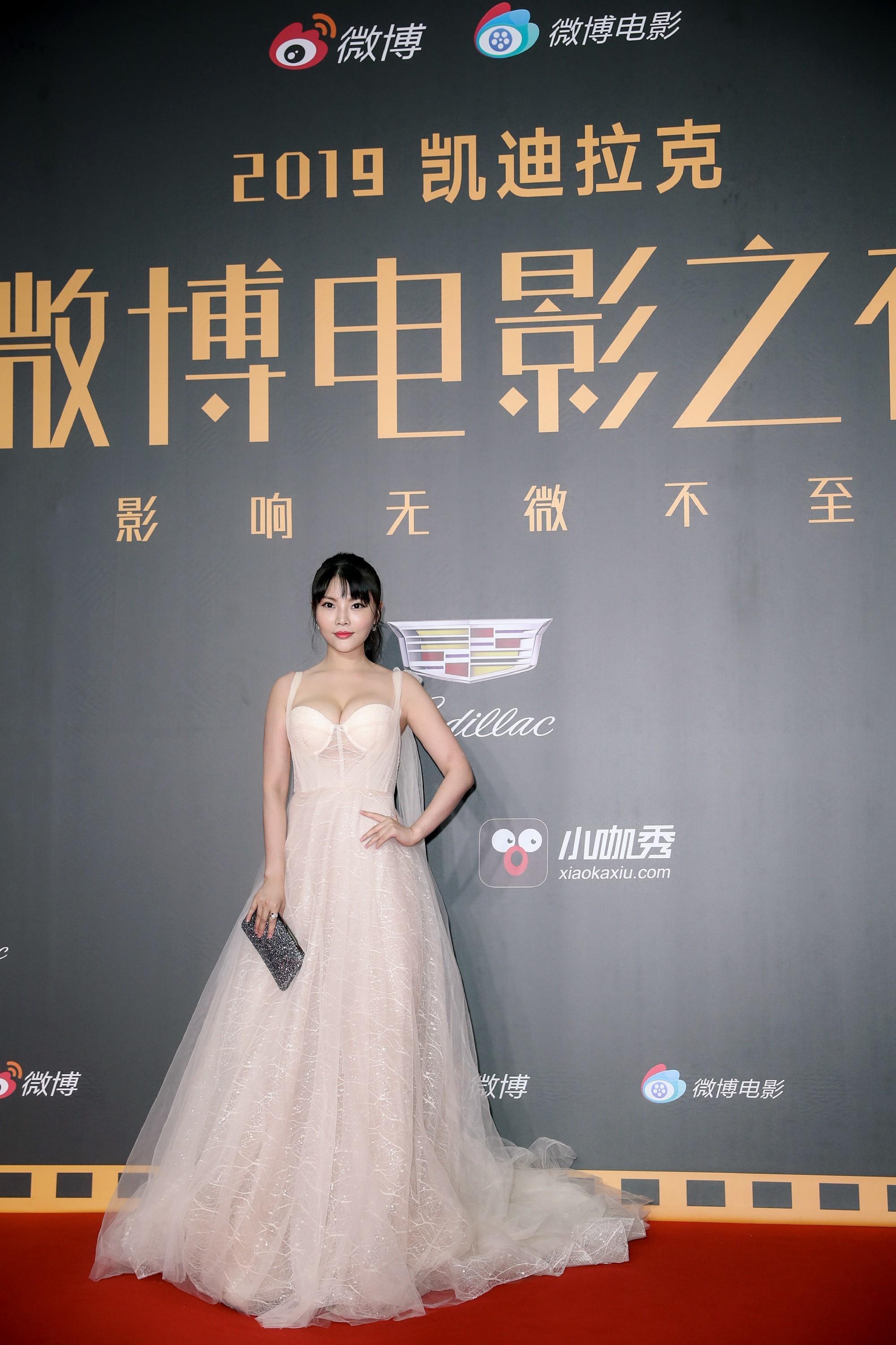 微博之夜徐冬冬红毯掉钱包 单手弯腰捡包暴露真实性格(图4)