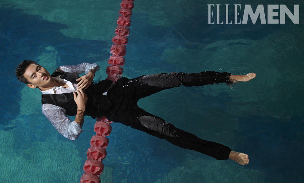 躺泳池的样子超敬业。