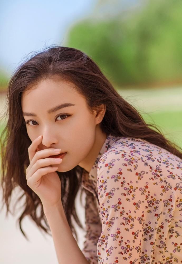 倪妮街拍美照,身穿小碎花长裙美成一道靓丽的
