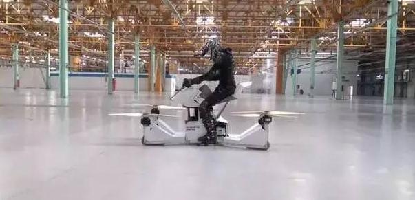 Hoversurf 表示，他们的目标是为业余爱好者和职业驾驶员创造一个 “极限运动设备”。据称，这是世界首台经真人测试、面向消费级市场的四旋翼飞行摩托。