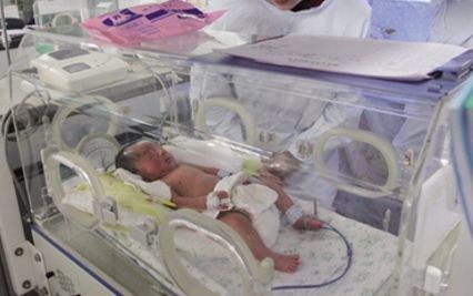 宝宝早产住进保温箱,当晚产妇梦见宝宝跳舞,扒