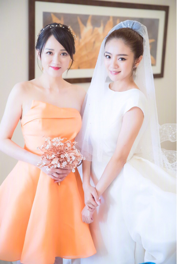 安以轩再晒婚礼伴娘团美照 穿浴袍齐刷刷晒美腿