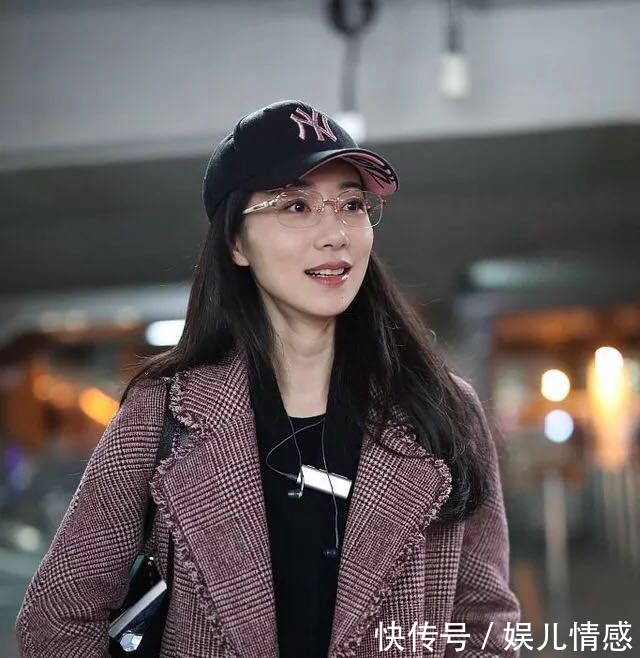 韩雪最新机场秀美翻了,格子大衣搭阔腿裤,冬天