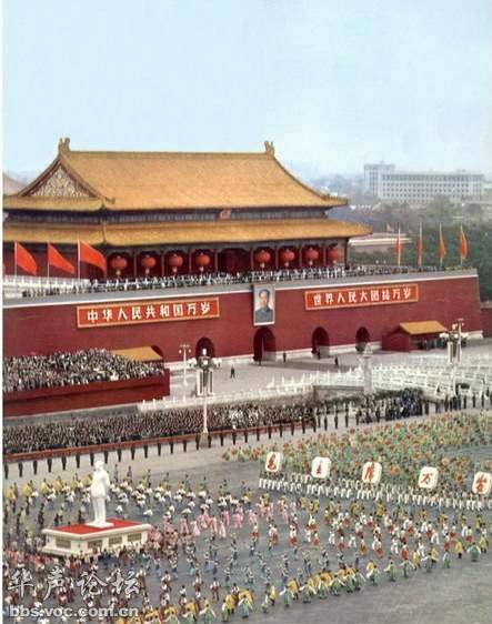 现在这幅画像依据的是毛泽东第四张标准像。当时正值1967年“文化大革命”时期，有革命群众提出此前悬挂的毛主席的侧面像只突出一只左耳朵，且左眼珠偏上，显得毛泽东“偏听偏信”，于是要制作一张全新的毛主席正面标准像。